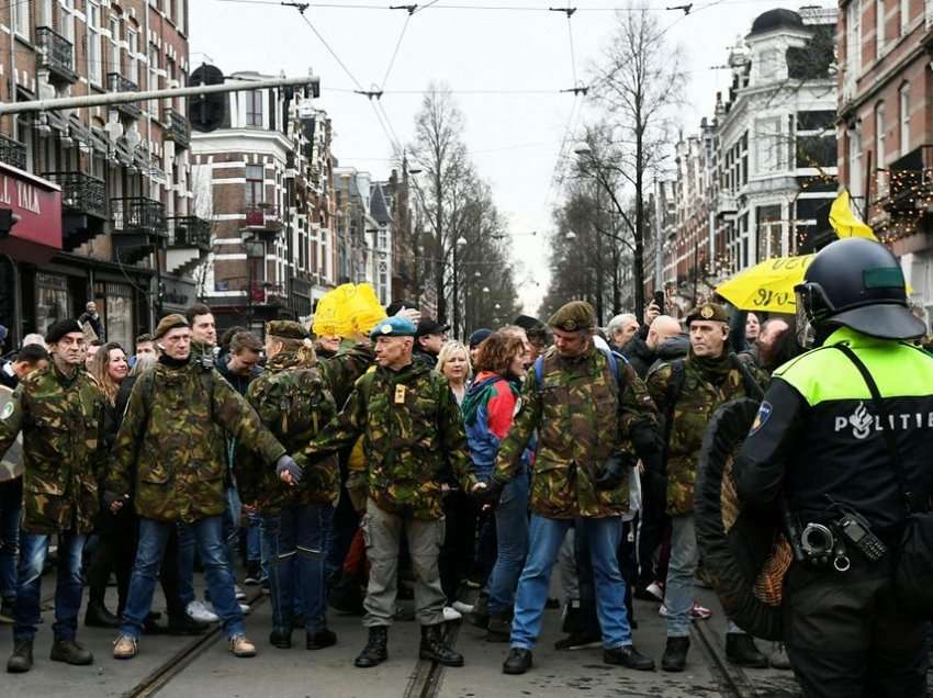 Policia holandeze shpërndan protestuesit kundër masave anti-Covid në Amsterdam