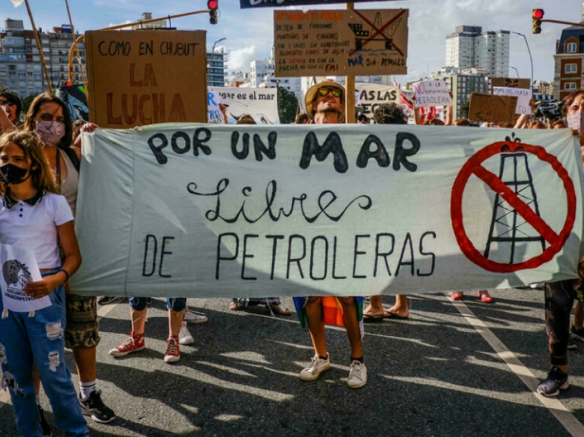 Mijëra protestojnë për projektin e kërkimit të naftës në Argjentinë