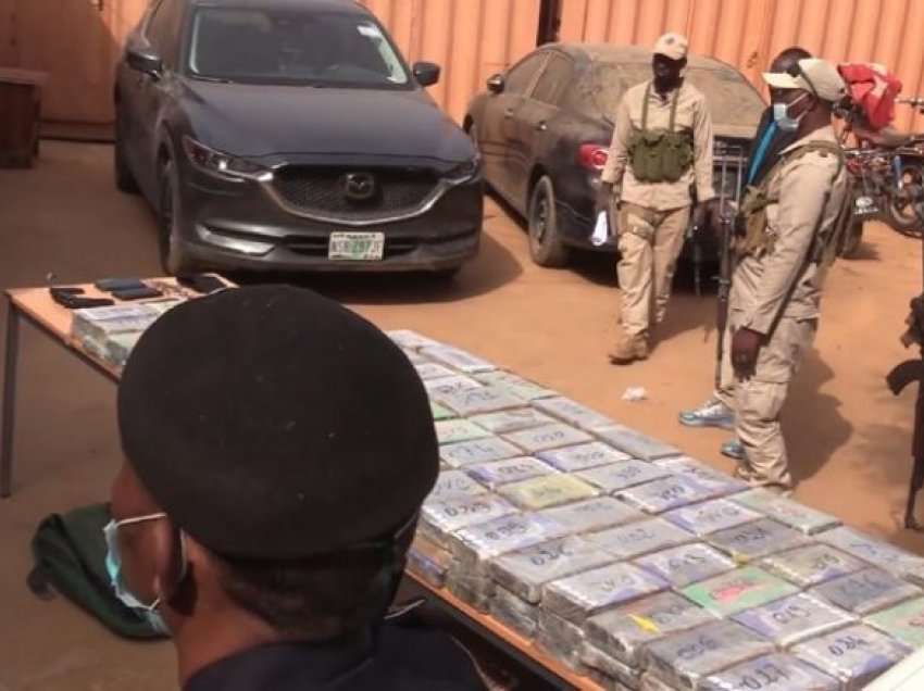 Kryetari i një qyteti nigerian arrestohet, kontrabandoi 200 kilogramë kokainë