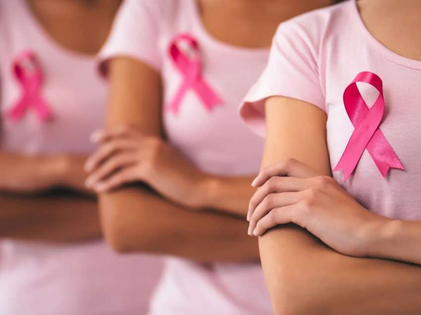 Femrat që kanë këto inde në gjoks rrezikohen nga kanceri i gjirit