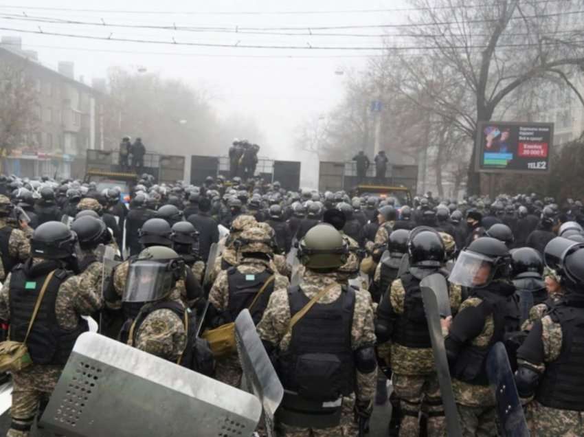 Vazhdon dhuna në Kazakistan; SHBA ndjek me kujdes hyrjen e forcave të udhëhequra nga Rusia
