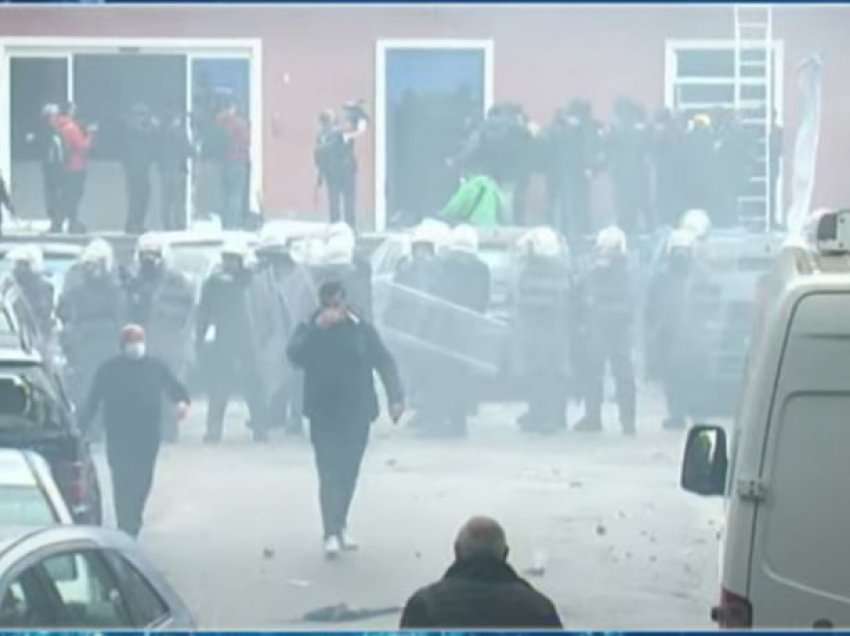 Forcat RENEA hyjnë të armatosur në selinë e PD-së, nis shoqërimi i protestuesve