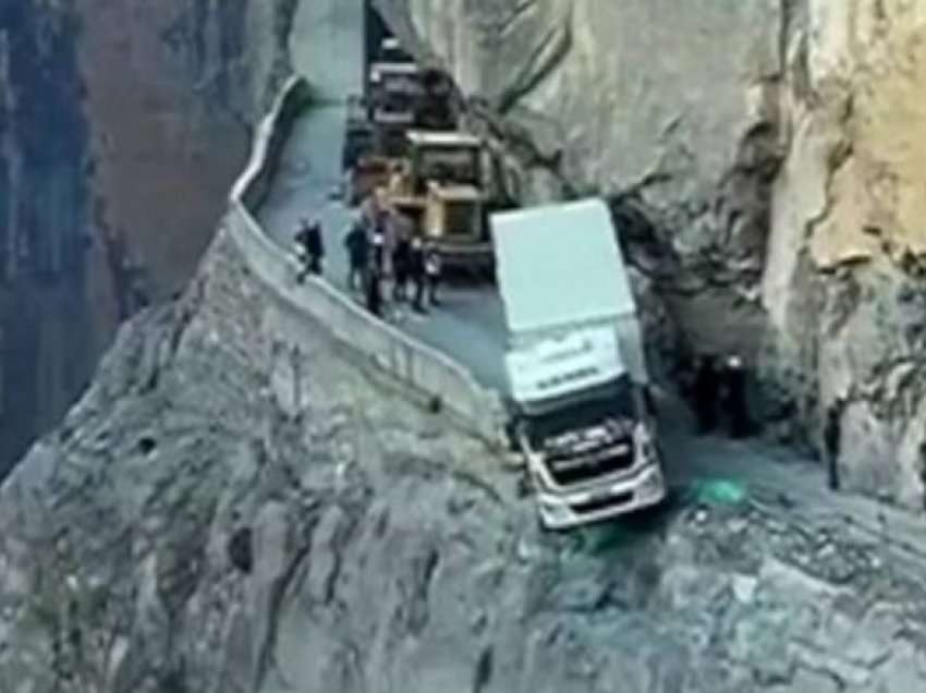 Kamioni mbeti i varur buzë një shkëmbi për tre ditë rresht në Kinë