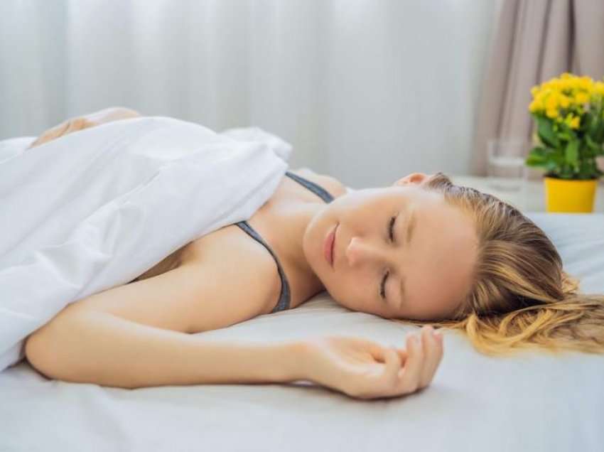 Nëse filloni flini pa jastëk, ju do i bëni këto të mira shëndetit tuaj!