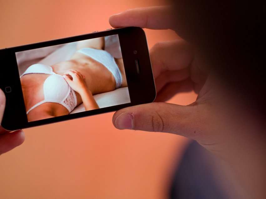 Kurrë mos shikoni porno në celular, ja pse