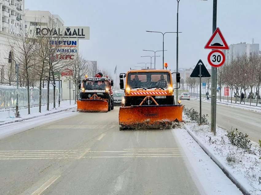 Zogaj: Kemi angazhuar 27 makina për pastrimin e rrugëve nga bora në kryeqytet