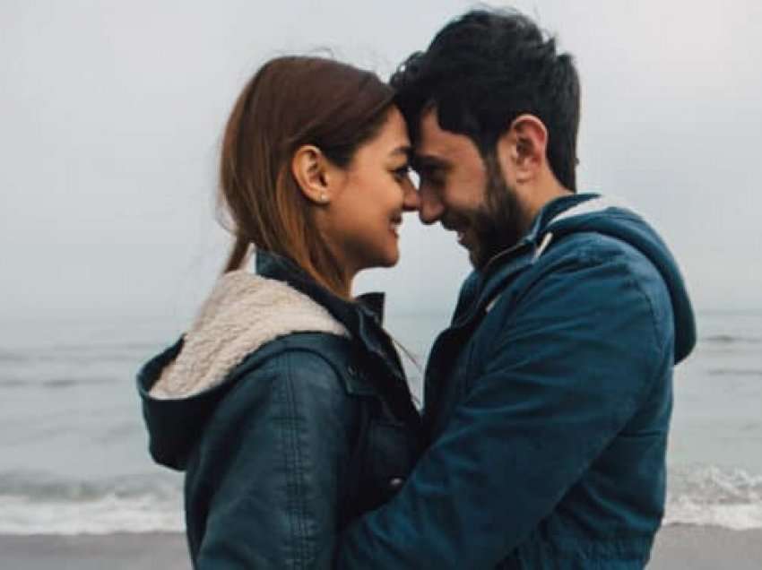 Psikologët argumentojnë se nuk jemi aq të zgjedhur nga partnerët romantikë sa mendojmë
