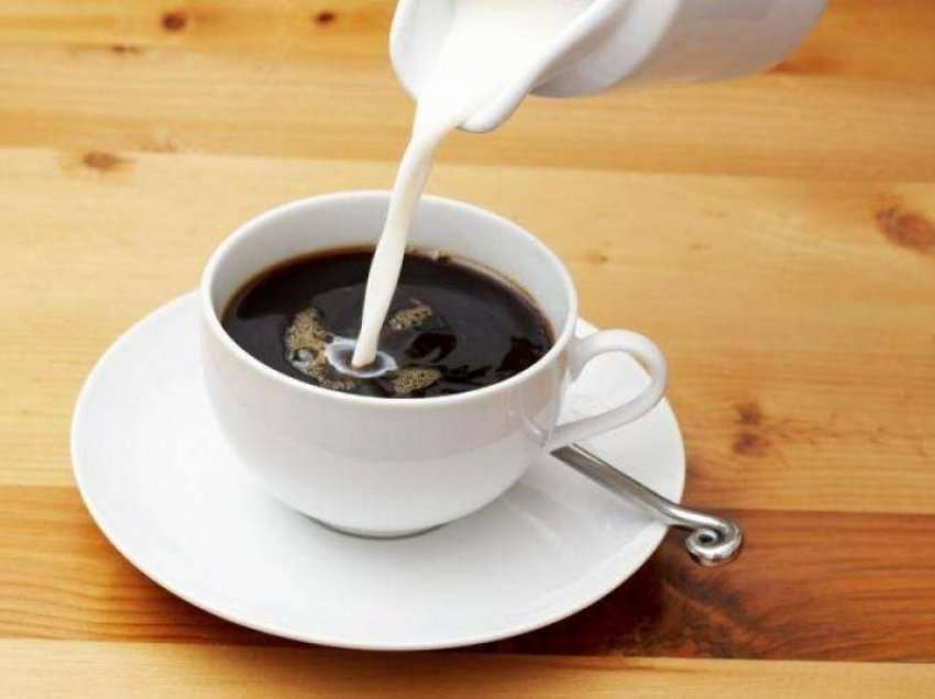 Lexoni 3 arsye serioze pse nuk duhet ta pini kafen me qumësht