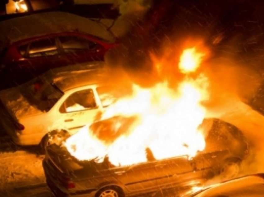 Shpërtheu zjarr në një parking në Shkup, digjen 3 vetura