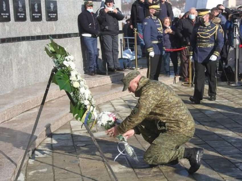FSK bën homazhe në kompleksin memorial në Reçak