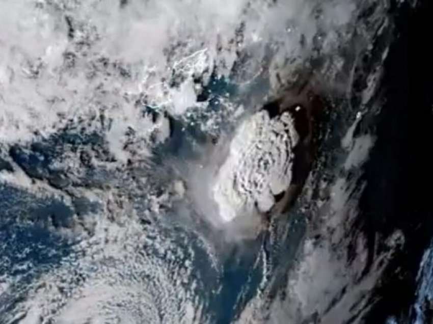 Shpërthimi i vullkanit nënujor në Tonga, imazhet satelitore kapin momentin