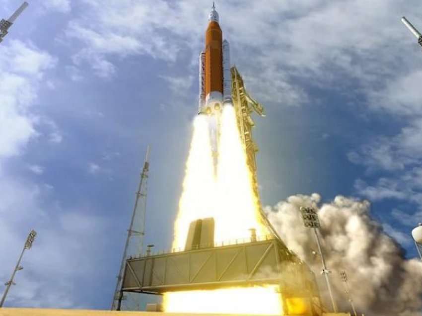 Raketa më e fuqishme në botë që do të dërgojë njerëzit në Hënë po përgatitet për fluturimin e saj debutues