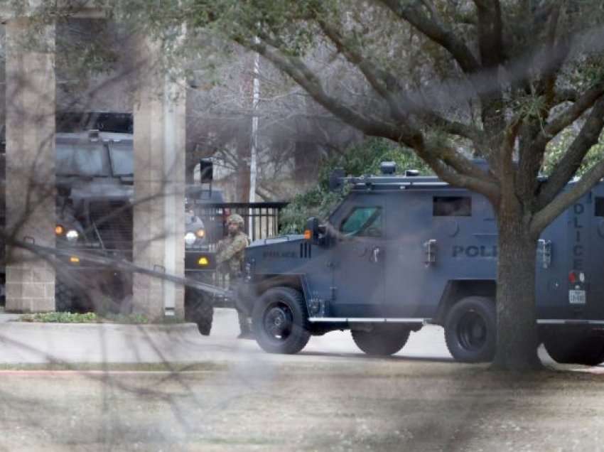 Detaje të reja rreth ngjarjes, policia në Teksas po negocion me burrin që duket se ka marrë pengje në një sinagogë