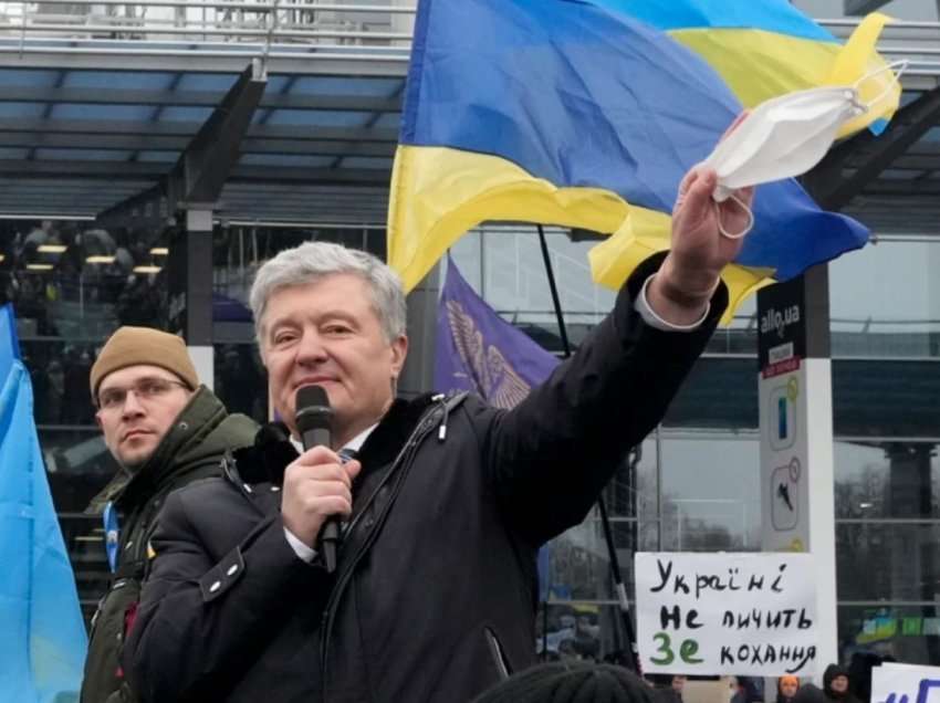 Ish-presidenti ukrainas mbërrin në Kiev për t'u përballur me akuzat për tradhti