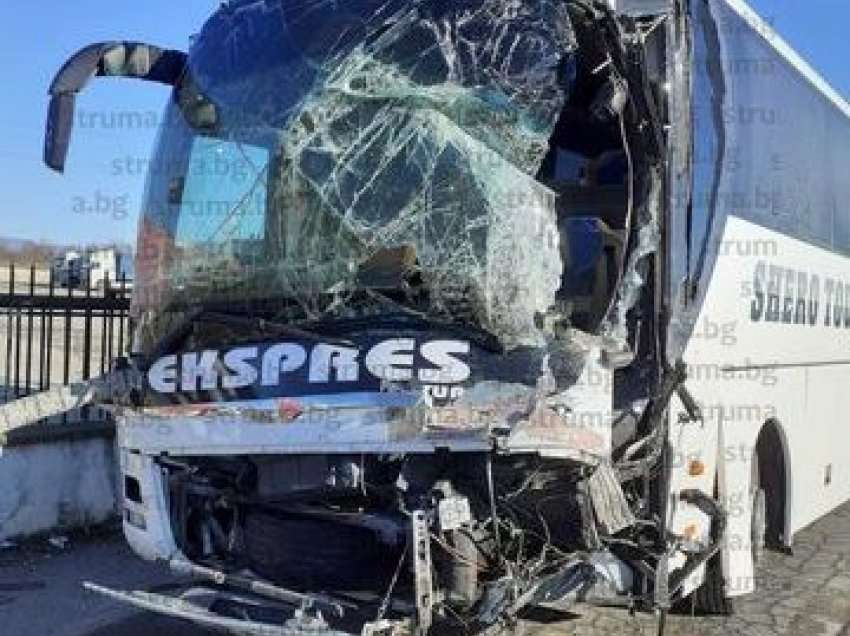 Pamje nga vendi ku u aksidentua autobusi me pasagjerë nga Kosova