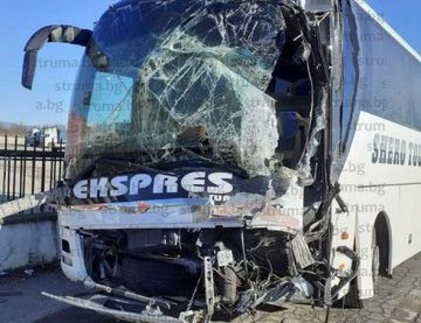 Pamje nga vendi ku u aksidentua autobusi me pasagjerë nga Kosova