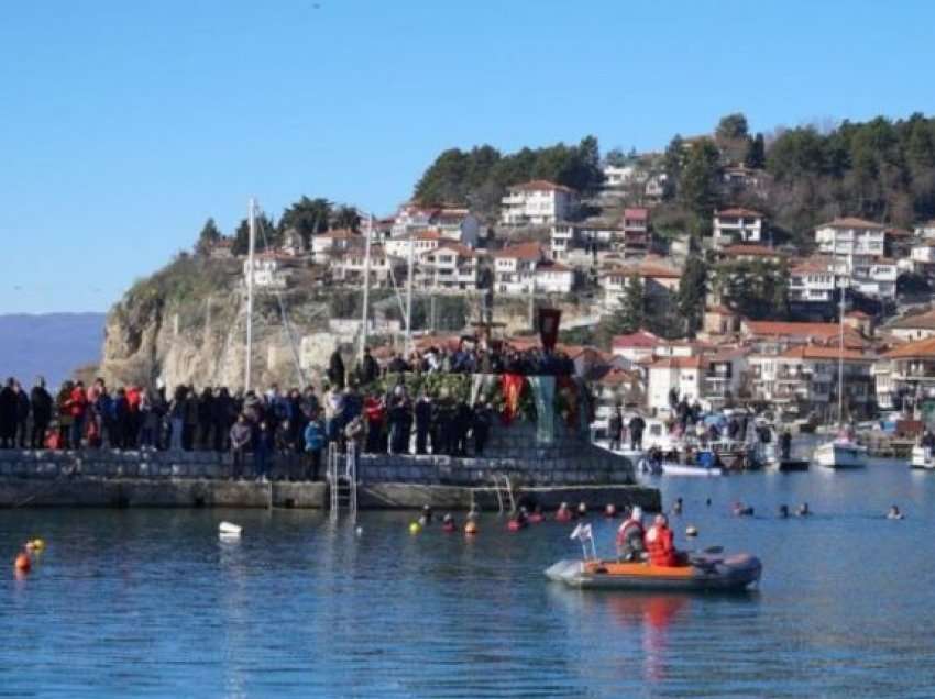 Mijëra qytetarë kanë ndjekur aktin e hedhjes së Kryqit të shenjtë në ujërat e Liqenit të Ohrit