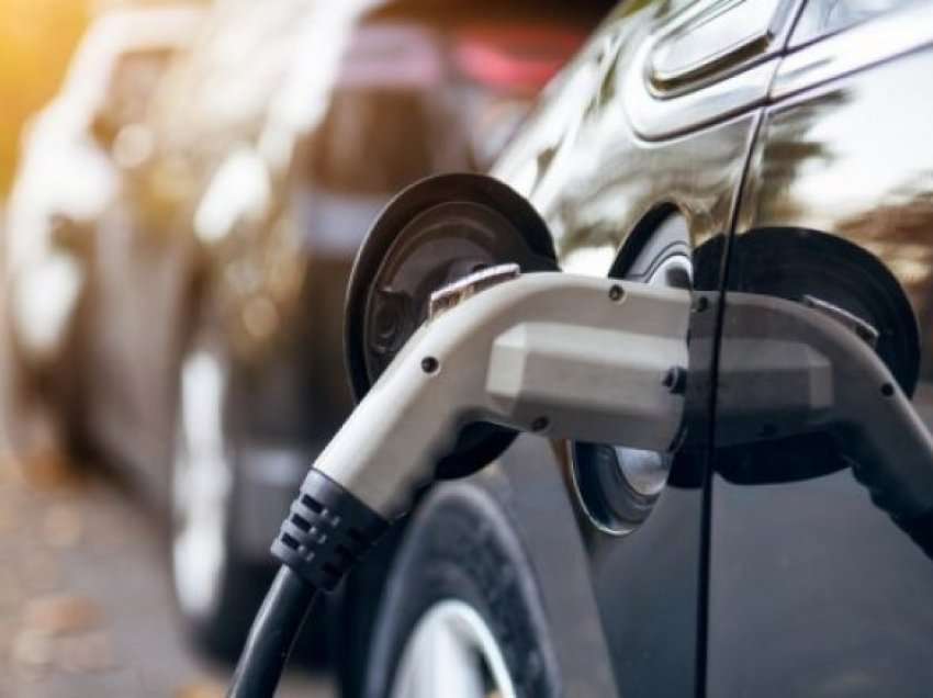 Për herë të parë në histori, veturat elektrike shitën më shumë sesa me naftë
