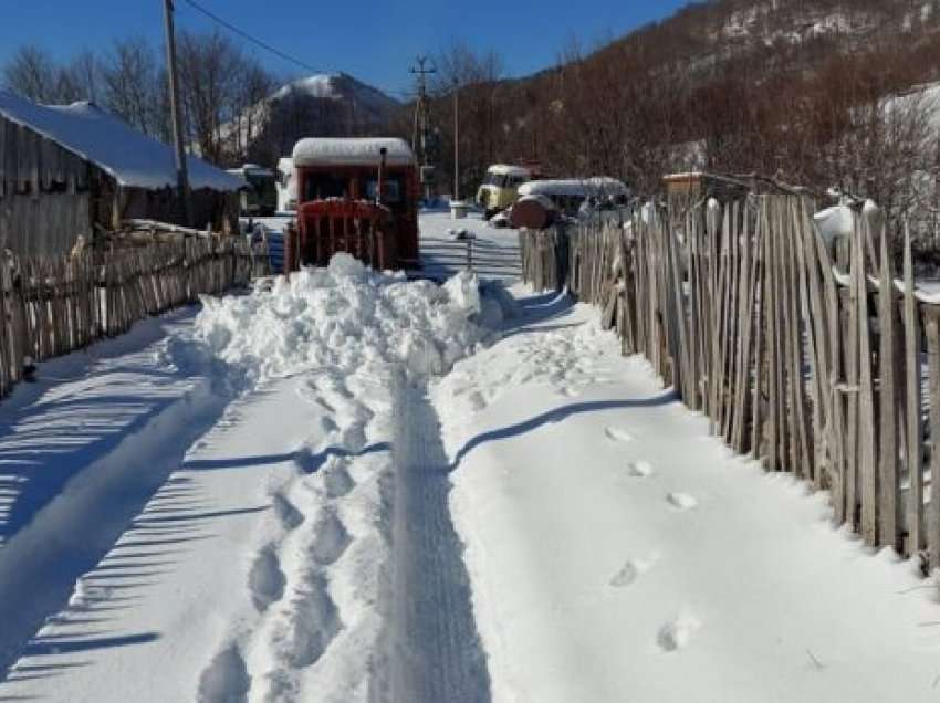 Trashësia e borës arriti në rreth 50 cm, zhbllokohen rrugët e dy fshatrave në Gramsh