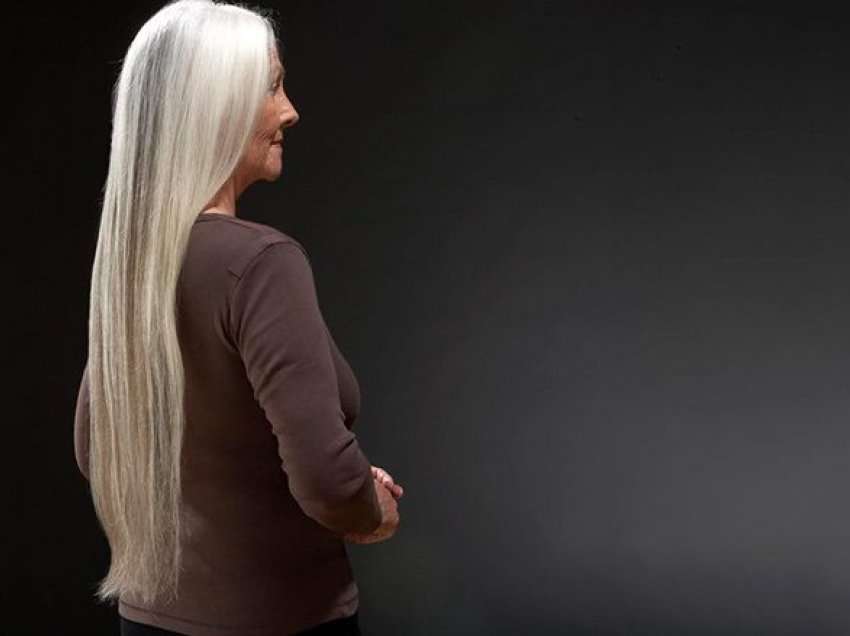 Përse flokët e gjatë nuk janë për gratë më të moshuara