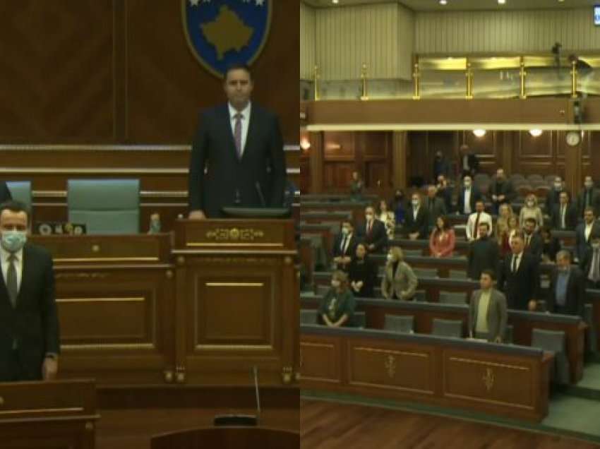 Deputeti i LVV-së kërkon një minutë heshtje pas fjalimit të tij, deputetët ngrihen në këmbë