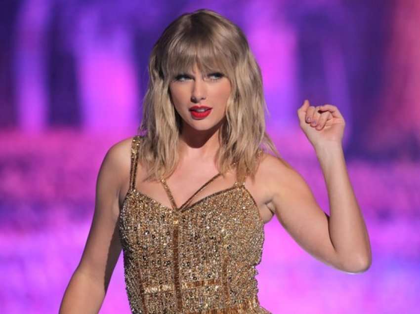 Taylor Swift reagon ndaj këngëtarit që tha se ajo nuk i shkruan vetë tekstet e saj