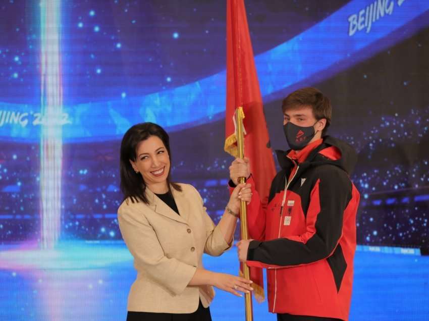 Skiatori shqiptar Denni Xhepa merr flamurin kuqezi nga Ministrja Kushi