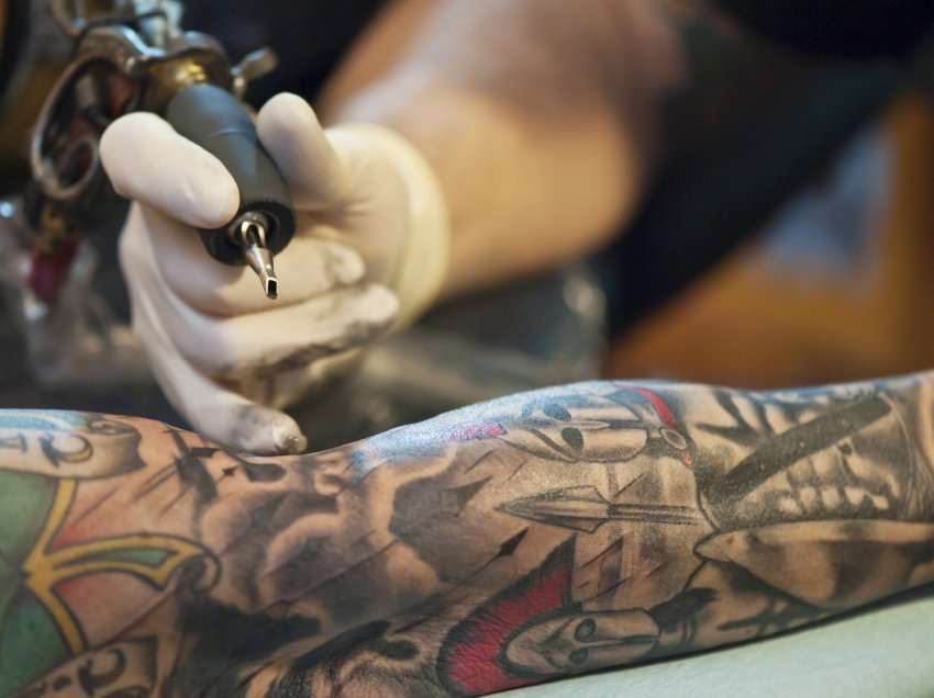 Tatuazhet, rreziku i bojës në nyjet limfatike. Ja se si t’i hiqni ato