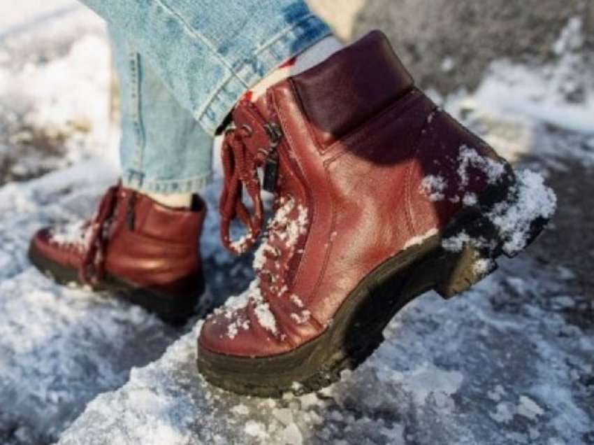 Metoda që parandalojnë këpucët tuaja të rrëshqasin në akull