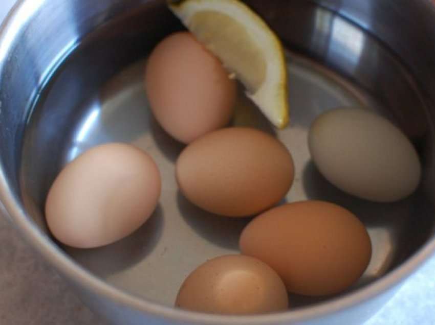 Shtoni një cop limon kur zieni vezët, arsyeja do t’ju lehtësojë jetën