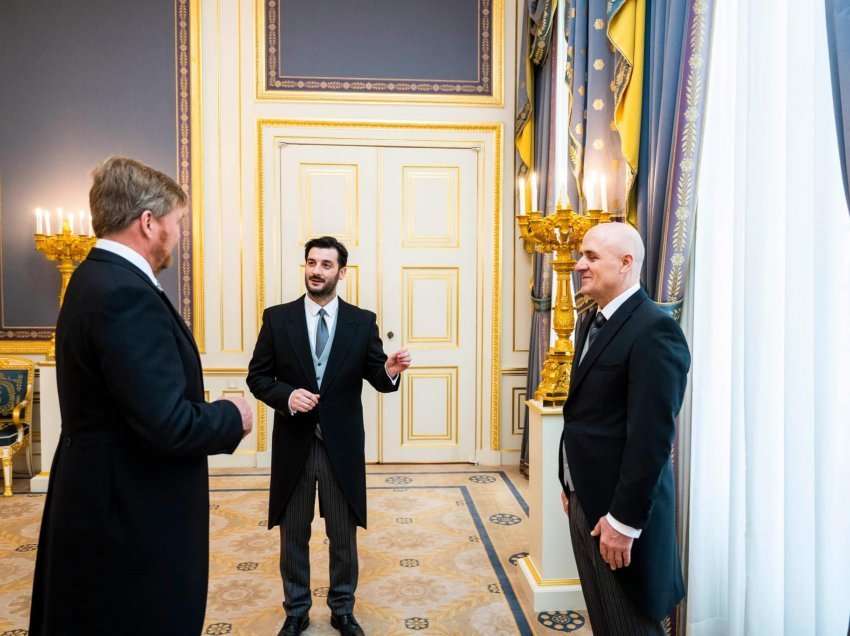 Ambasadori Doli ia dorëzon kredencialet Mbretit të Holandës
