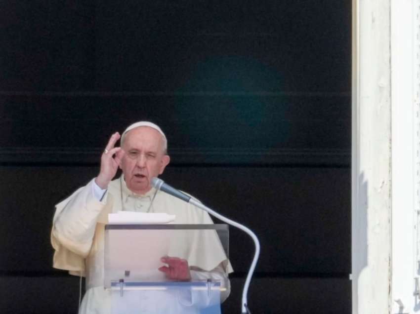 Papa udhëzon prindërit që të mos ndëshkojnë fëmijët e tyre homoseksualë