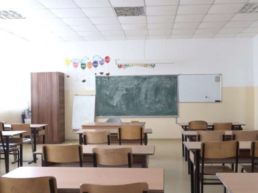 Qeveria nuk përjashton mundësitë për mbylljen e shkollave