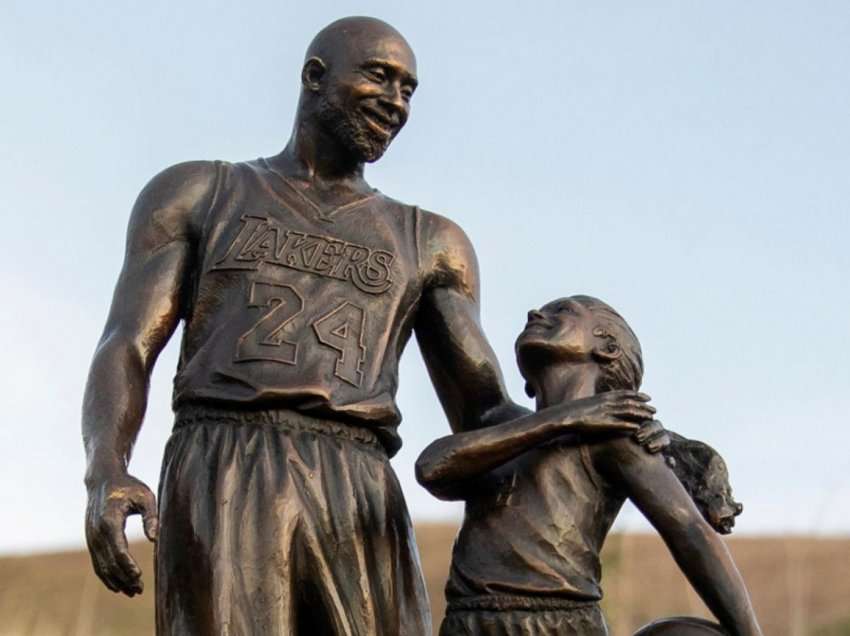 Dy vite nga vdekja e Kobe Bryant dhe vajzës së tij – legjendës së basketbollit i bëjnë një statujë prej bronzi në vendin e rrëzimit të helikopterit