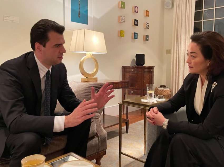 Ambasadorja Yuri Kim takohet me kryedemokratin Basha