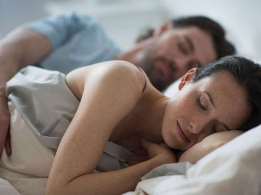 Si ta shpëtoni veten nëse flini krah një partneri që gërhet