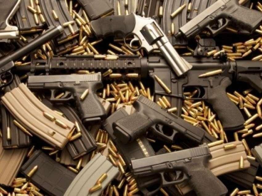 Tre persona pranojnë fajësinë për import dhe shitje të armëve dhe municionit