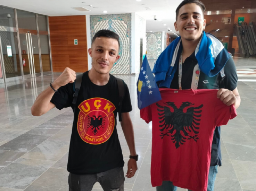 Algjeriani udhëton 400 kilometra për ta përkrahur Kosovën dhe Shqipërinë