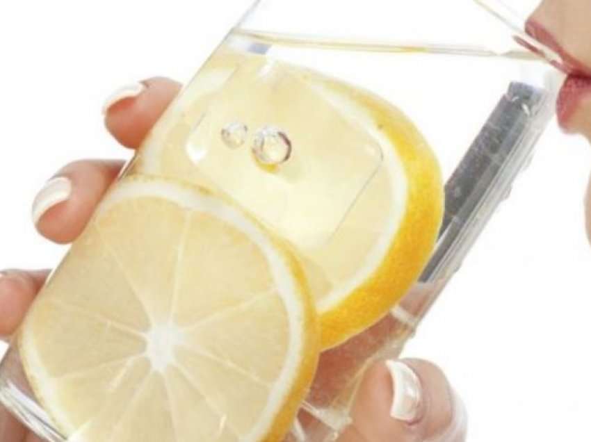 Ja pse duhet konsumuar uji me limon, si ndikon te fshikëza urinare