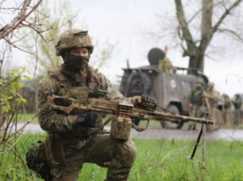 Ushtarët rusë marrin peng komandantin e tyre