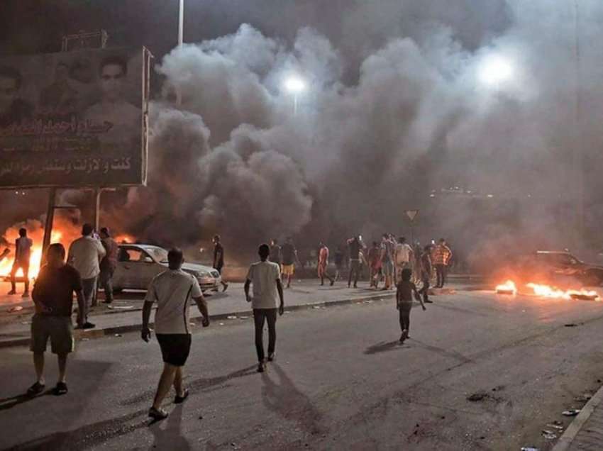 Libi, tym dhe flakë, protestuesit sulmojnë dhe plaçkisin parlamentin
