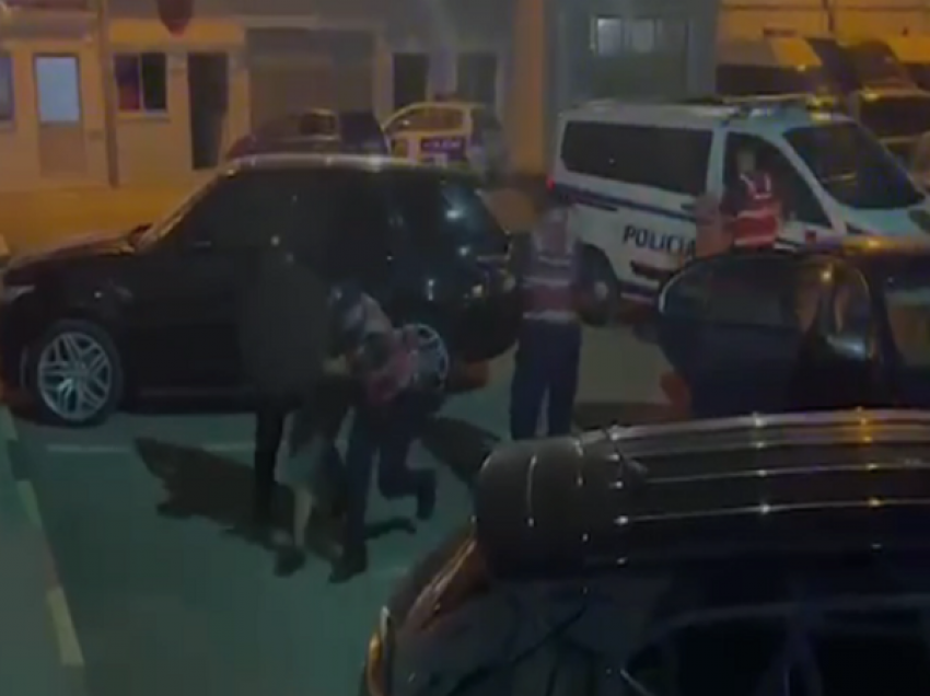 Mbanin armë zjarri pa leje, në pranga dy të rinj në Tiranë! Ndiqet penalisht një tjetër
