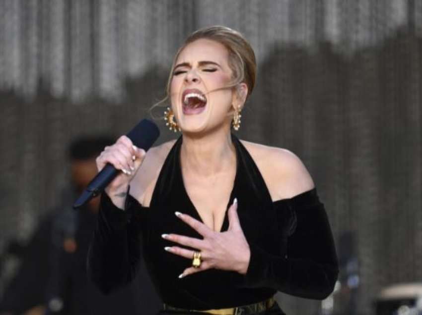 Adele përlotet në rikthimin e saj të parë në koncert pas pesë vitesh