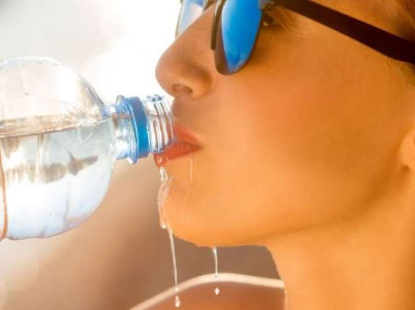 Mjeku bën me dije se sa ujë duhet të pimë në të vërtetë