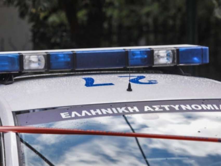 Qëllohet me thikë shqiptari në Greqi, dy persona hyjnë të maskuar në lokal dhe plagosin 44-vjeçarin