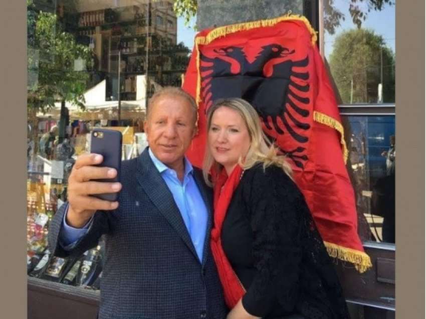 Behgjet Pacolli uron Kurban Bajramin me një foto me gruan e tij