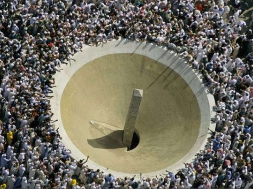 ​1 milion myslimanë i bien djallit, pelegrinët e besimit islam kryen ritualin e gjuajtjes me gurë në Mekë