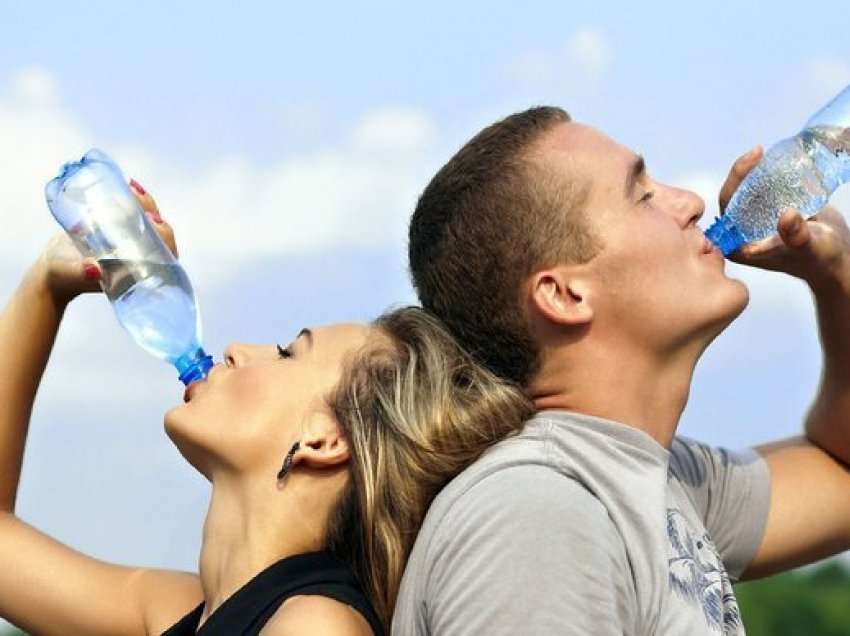 Pse pirja e tepërt e ujit është po aq e rrezikshme sa dehidratimi?