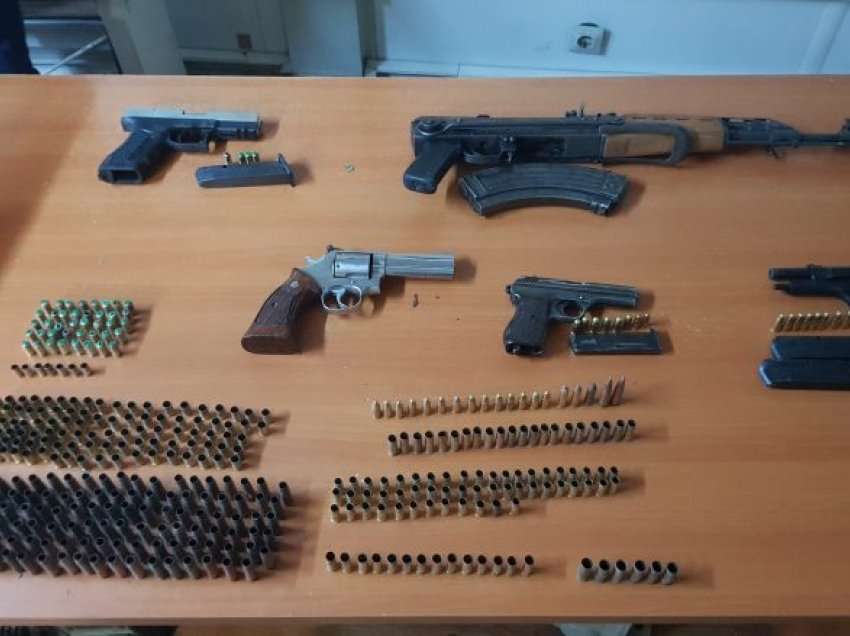 Konfiskohen armë e municion në Grashticë, arrestohen tre persona