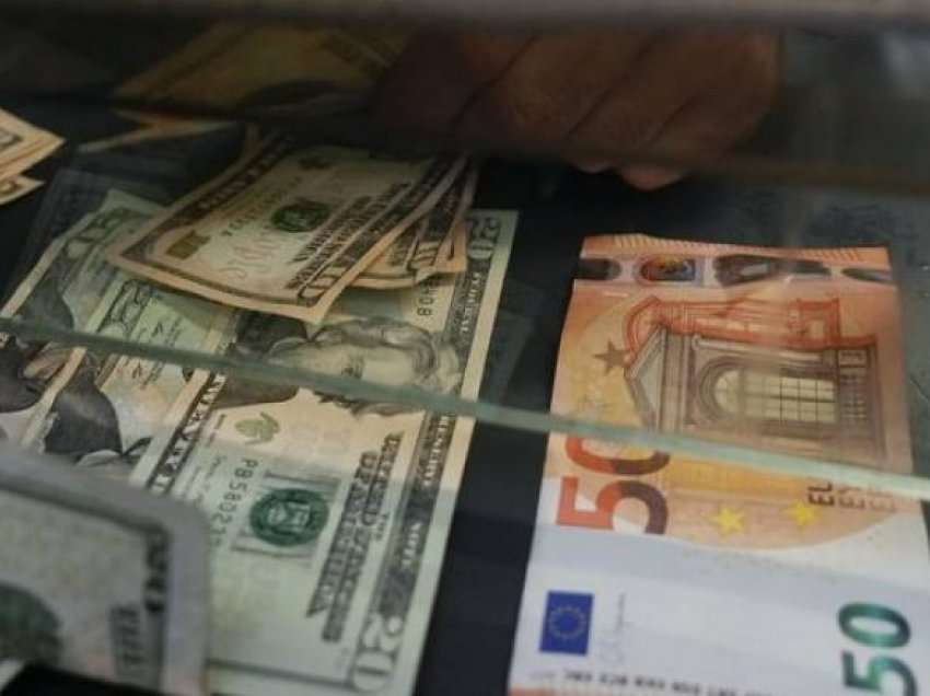 Dollari amerikan vlen më shumë se euro për herë të parë në dy dekada